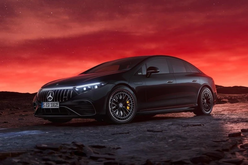 AMG EQS 53 4MATIC+ 外型有顯眼的直瀑式水箱護罩。 AMG EQS 53 4MATIC+ 外型有顯眼的直瀑式水箱護罩。