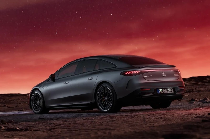 電動馬達可產生高達 658hp 馬力,最大扭力達到 950 Nm。 電動馬達可產生高達 658hp 馬力,最大扭力達到 950 Nm。