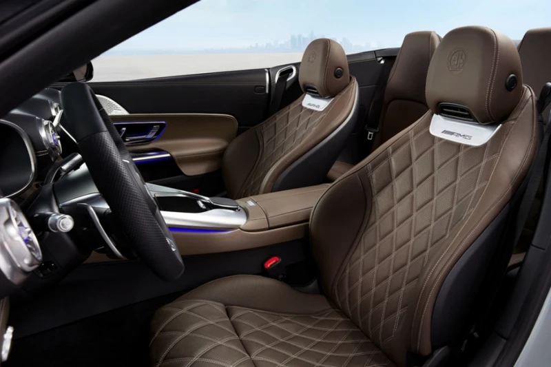 搭載4.0升V8雙渦輪引擎,可輸出 585hp 最大馬力,最大扭力為 800Nm,從靜止加速到時速100 公里僅需時3.6秒。 搭載4.0升V8雙渦輪引擎,可輸出 585hp 最大馬力,最大扭力為 800Nm,從靜止加速到時速100 公里僅需時3.6秒。