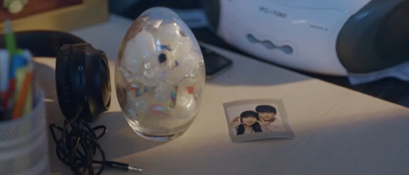 歷史事實已經開始改變，大頭貼和糖果宛如未來拼圖，一點一點出現