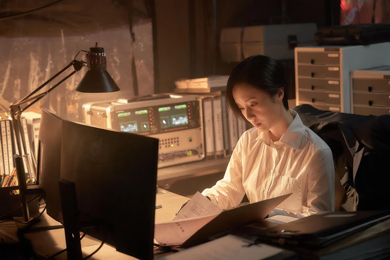 崔俊京翻開「超市職員殺人未遂事件」資料,斷定鄭秀仁就是寄生生物。 崔俊京翻開「超市職員殺人未遂事件」資料,斷定鄭秀仁就是寄生生物。