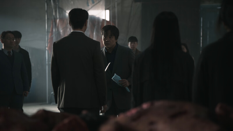 牧師權赫柱要姜元石去刺殺獵犬。 牧師權赫柱要姜元石去刺殺獵犬。