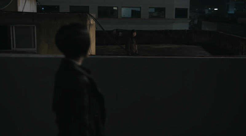 在屋頂上會面的鄭秀仁與崔俊京。 在屋頂上會面的鄭秀仁與崔俊京。