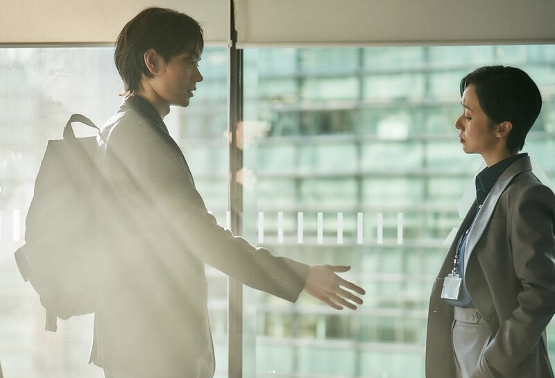 泉新一來到韓國拜訪崔俊京。 泉新一來到韓國拜訪崔俊京。