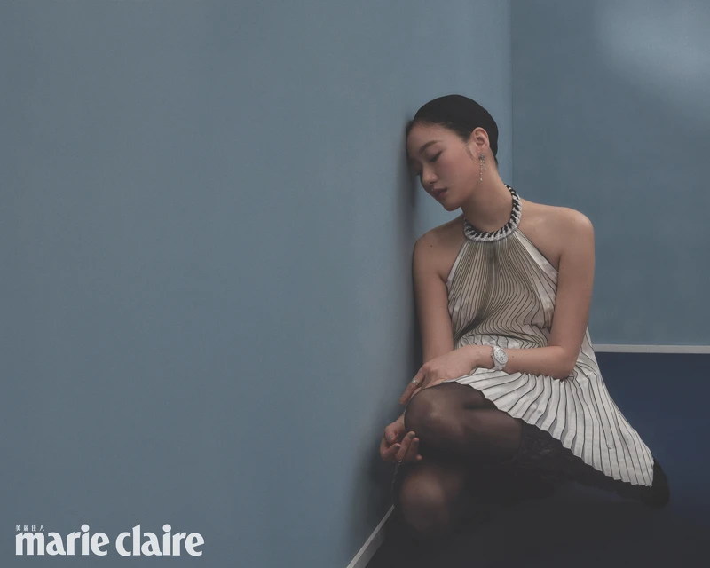 J12 白色陶瓷腕錶 (33毫米),搭載Caliber 12.2自製機芯、Eternal N°5戒指及耳環,18K白金鑲嵌明亮式切割鑽石、Eternal N°5戒指,18K Beige米色金,削肩百褶上衣及長靴,all by CHANEL J12 白色陶瓷腕錶 (33毫米),搭載Caliber 12.2自製機芯、Eternal N°5戒指及耳環,18K白金鑲嵌明亮式切割鑽石、Eternal N°5戒指,18K Beige米色金,削肩百褶上衣及長靴,all by CHANEL