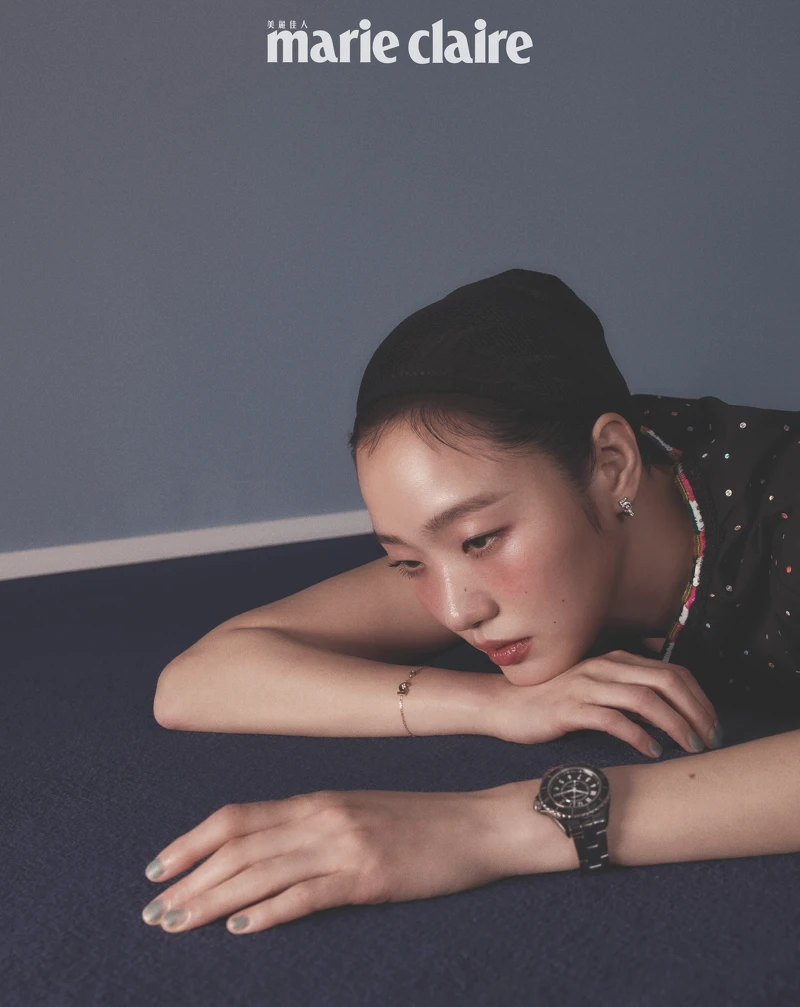 J12 黑色陶瓷腕錶 (33毫米),搭載Caliber 12.2 自製機芯、Extrait de N°5 手鍊,18K Beige米色金、Eternal N°5 單邊耳環,18K白金鑲嵌鑽石、珠飾洋裝,all by CHANEL J12 黑色陶瓷腕錶 (33毫米),搭載Caliber 12.2 自製機芯、Extrait de N°5 手鍊,18K Beige米色金、Eternal N°5 單邊耳環,18K白金鑲嵌鑽石、珠飾洋裝,all by CHANEL