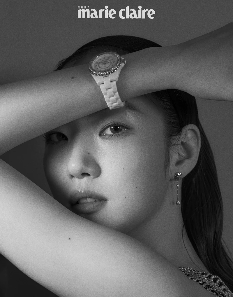 J12白色陶瓷腕錶,搭配鑽石時標 (33毫米)、Camélia 耳環,18K玫瑰金、洋裝,all by CHANEL J12白色陶瓷腕錶,搭配鑽石時標 (33毫米)、Camélia 耳環,18K玫瑰金、洋裝,all by CHANEL