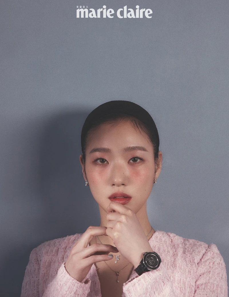 J12 Phantom 黑色陶瓷腕錶,搭配藍寶石錶蓋及錶背 (33毫米)、Eternal N°5 單邊耳環及項鍊、Extrait de N°5項鍊、粉色外套, by CHANEL J12 Phantom 黑色陶瓷腕錶,搭配藍寶石錶蓋及錶背 (33毫米)、Eternal N°5 單邊耳環及項鍊、Extrait de N°5項鍊、粉色外套, by CHANEL