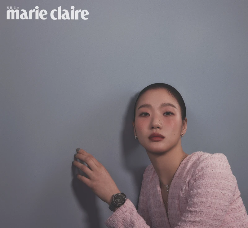 J12 Phantom 黑色陶瓷腕錶,搭配藍寶石錶蓋及錶背 (33毫米)、Eternal N°5 單邊耳環及項鍊、Extrait de N°5項鍊、粉色外套, by CHANEL J12 Phantom 黑色陶瓷腕錶,搭配藍寶石錶蓋及錶背 (33毫米)、Eternal N°5 單邊耳環及項鍊、Extrait de N°5項鍊、粉色外套, by CHANEL