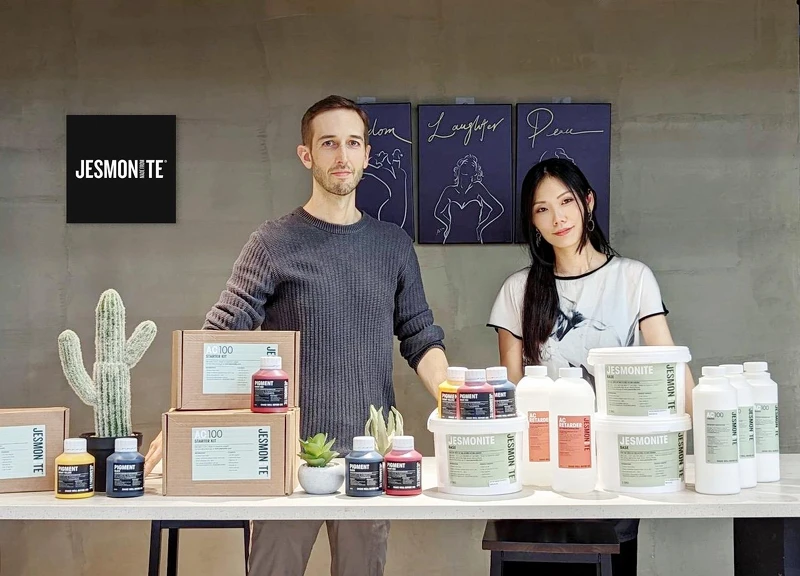  （右）形形創新創辦人徐嫚均Amanda。