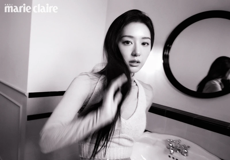 透視高領上衣，Grey Yang；繞頸針織上衣，Prada。