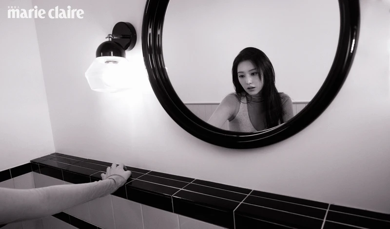 透視高領上衣，Grey Yang；繞頸針織上衣，Prada。