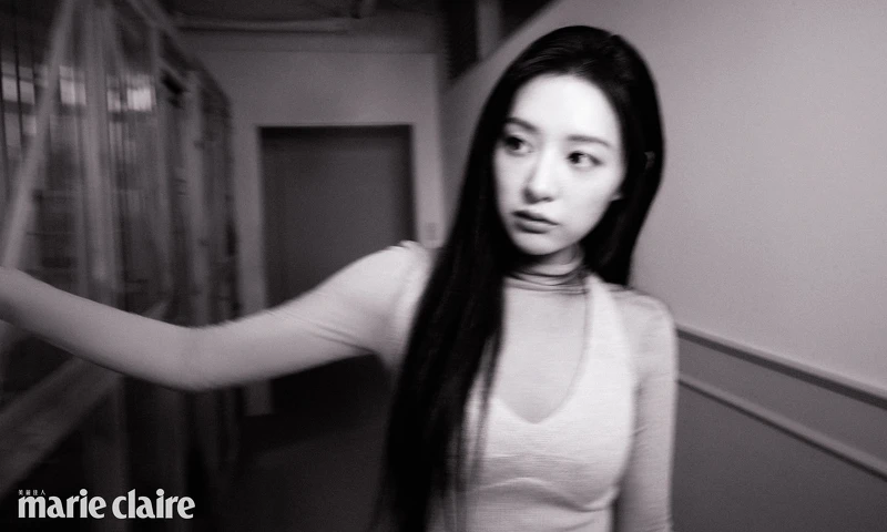 透視高領上衣，Grey Yang；繞頸針織上衣，Prada。