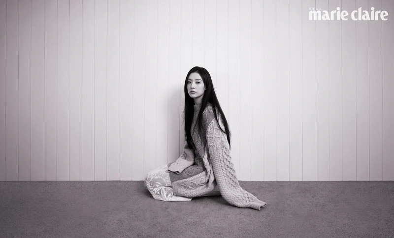 針織毛衣，BOTTEGA VENETA；蕾絲連身裙，FABIANA FILIPPI。