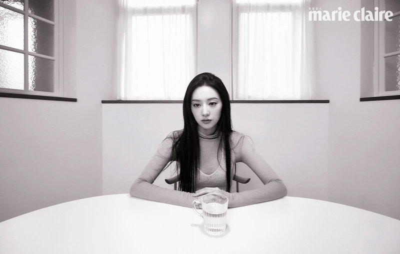 透視高領上衣，Grey Yang；繞頸針織上衣，Prada。