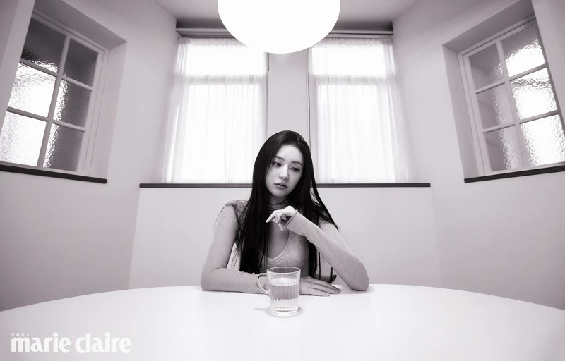 透視高領上衣，Grey Yang；繞頸針織上衣，Prada。