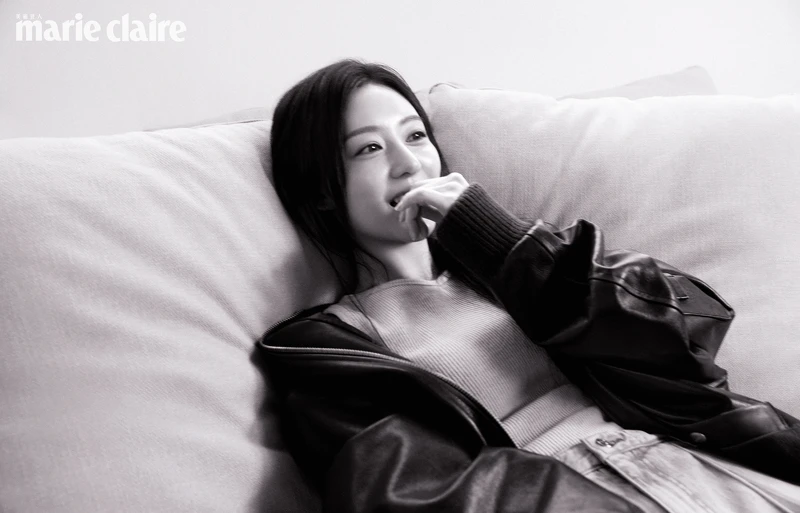 棕色皮革飛行員夾克，HALFBOY by 10 Corso Como；針織無袖上衣，Gray Yang；牛仔打褶褲，EENK。