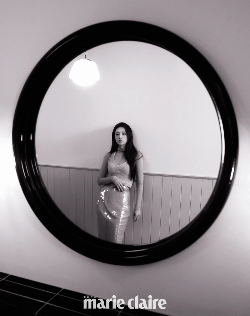 透視高領上衣，Gray Yang；繞頸針織上衣及亮片裙，Prada。