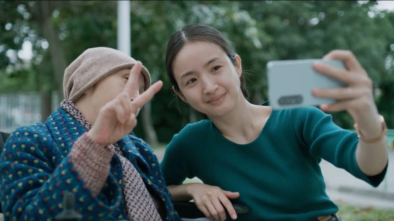 簡慶芬試圖在照顧何媽媽的同時找到自己的快樂。