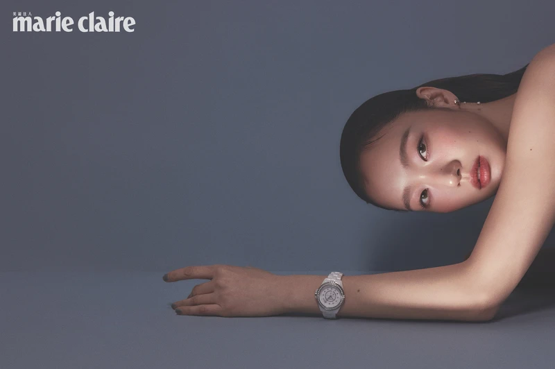 J12白色陶瓷腕錶,搭配鑽石時標 (33毫米)、Camélia 耳環,18K玫瑰金,all by CHANEL J12白色陶瓷腕錶,搭配鑽石時標 (33毫米)、Camélia 耳環,18K玫瑰金,all by CHANEL