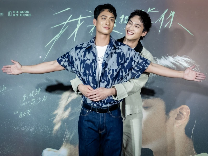 《我在這裡等你》劉俊謙（前）與范少勳（後）比出超有愛鐵達尼號經典動作。