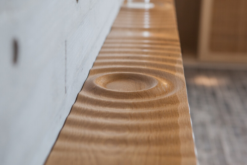 與當地工匠打造房間細節。