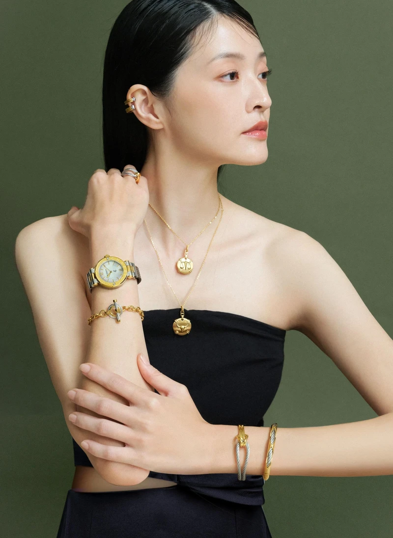 St-Tropez™ Navigator Cruise 腕錶、St-Tropez Mariner 手鍊、Celtic Knot戒指(右手)、Celtic Dream手環、Celtic Knot手環(左手)、Celtic Zodiac項鍊& HUGGIES 耳骨夾。 St-Tropez™ Navigator Cruise 腕錶、St-Tropez Mariner 手鍊、Celtic Knot戒指(右手)、Celtic Dream手環、Celtic Knot手環(左手)、Celtic Zodiac項鍊& HUGGIES 耳骨夾。