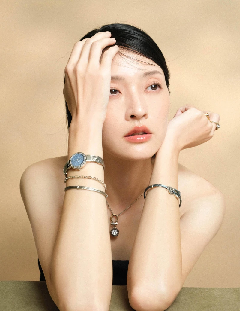 St-Tropez™ Glitter腕錶、Bonifacio手環(右手), CELTIC戒指、Bonifacio手環、St-Tropez Mariner戒指(左手)、St-Tropez Mariner項鍊。 St-Tropez™ Glitter腕錶、Bonifacio手環(右手), CELTIC戒指、Bonifacio手環、St-Tropez Mariner戒指(左手)、St-Tropez Mariner項鍊。