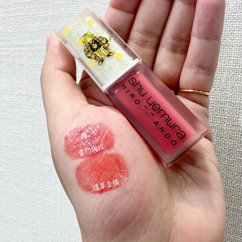shu uemura植村秀X Hiro Ando無色限水光嫩唇露(雷門緋紅Asakusa Blush、淺草杏橘Orange Yokocho),NT1,250) shu uemura植村秀X Hiro Ando無色限水光嫩唇露(雷門緋紅Asakusa Blush、淺草杏橘Orange Yokocho),NT1,250)