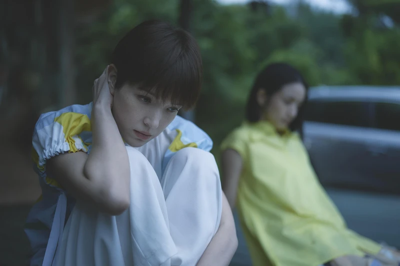 檢測出乳癌後的 Rebacca 剪了一頭超短髮。