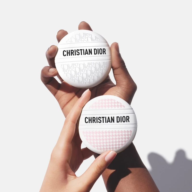 Dior迪奧緹花全能修護霜粉紅限量版情境圖。 Dior迪奧緹花全能修護霜粉紅限量版情境圖。