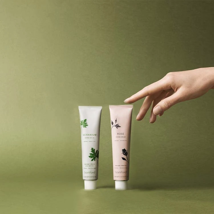 Bamford(左)最熱賣的天竺葵護手霜與(右)玫瑰護手霜情境圖。 Bamford(左)最熱賣的天竺葵護手霜與(右)玫瑰護手霜情境圖。