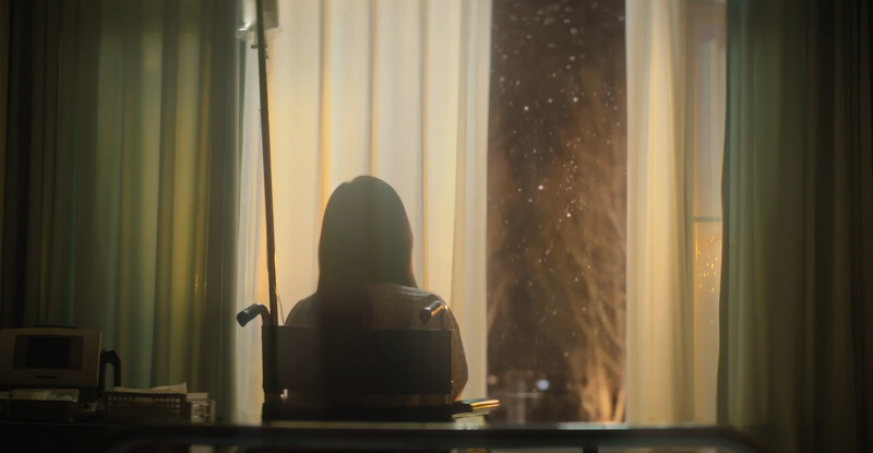 白賢佑看著初雪，下一個鏡頭是洪海仁也看著窗外初雪，意表兩人心有靈犀