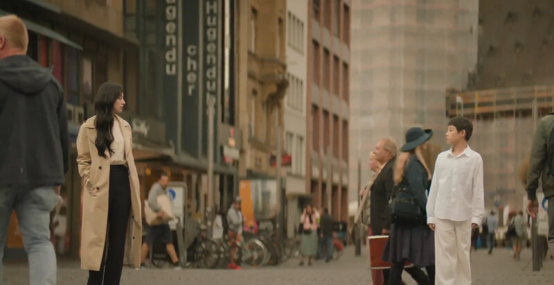 洪海仁再次看到孩提時代的哥哥，哥哥這次與她微笑道別