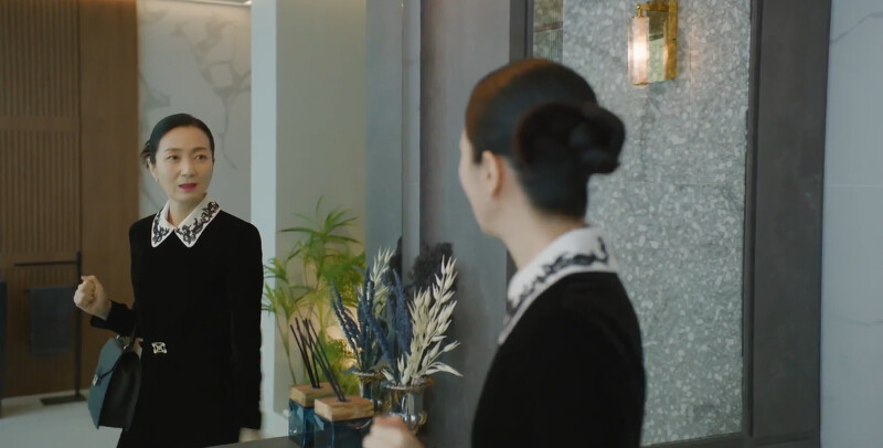 葛瑞絲躲在廁所裡催眠自己別插手牟女士的事，無法昧著良心還是打了電話警告白賢佑