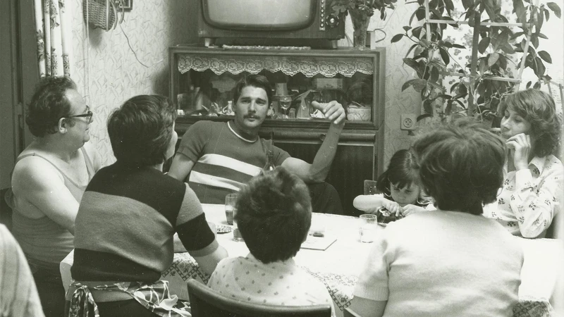 貝拉・塔爾的《家庭公寓》（Family Nest）曾一舉拿下德國曼漢姆國際影展最大獎