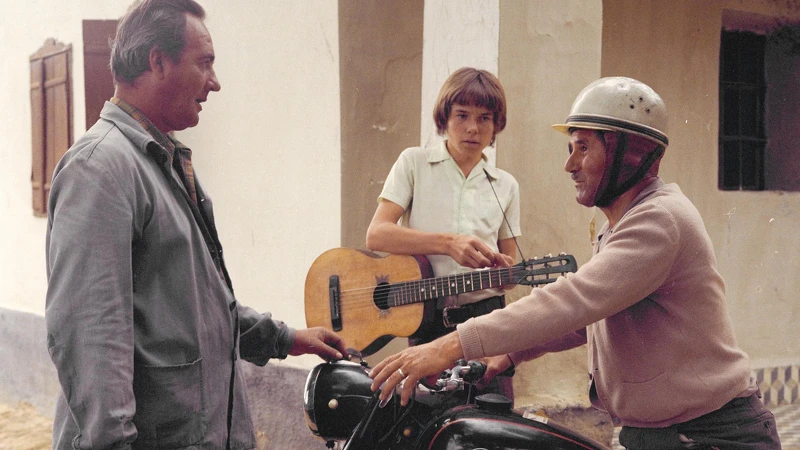 《英國之旅有沒有》（Holiday in Britain）是一部描繪社會主義緩慢衰落的諷刺喜劇