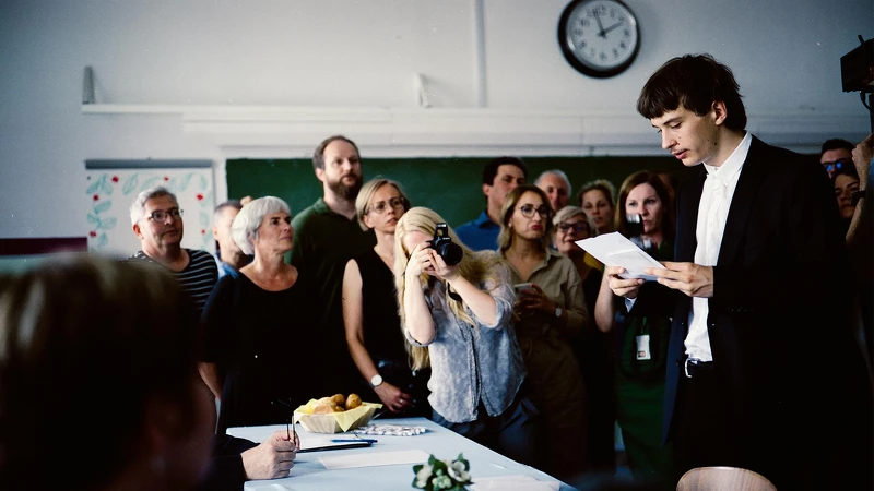 《解釋的總和》（Explanation for Everything）講述因一場失敗的畢業考試及謊言，最後演變成社會輿論關注的政治事件的荒謬故事。