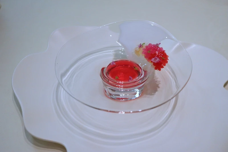 以「紫蘇花」為主題的開場冷盤帶來了美好的視覺感官。 以「紫蘇花」為主題的開場冷盤帶來了美好的視覺感官。