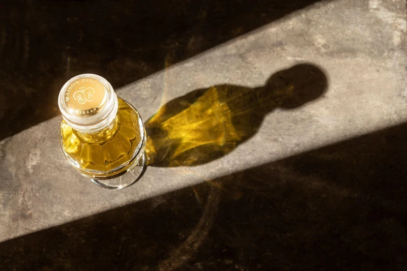 Maison Psyché 魅頌詩蝶的名字源自邱比特與賽姬的神話故事，故事賦予賽姬一對蝶翼，象徵靈魂與蛻變