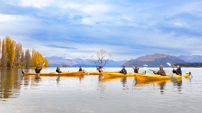 推薦在瓦納卡湖上划獨木舟，氣氛超愜意！