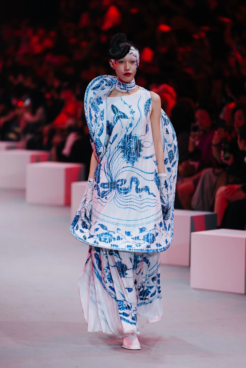 周裕穎在本場服裝秀，結合靜態展模式，讓觀眾可以跟模特兒互動，本套為轉化設計的史博館典藏，明代的青花《束蓮》