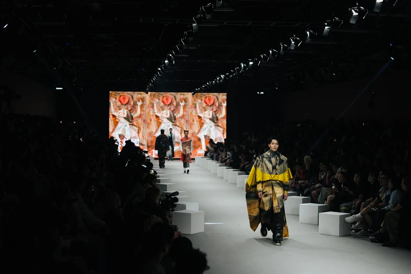 「歷史訂製服L’Histoire et la Couture」時尚大秀，由JUST IN XX設計師周裕穎與國立歷史博物館合作，將史博館的經典藏品文物轉化成時尚服飾