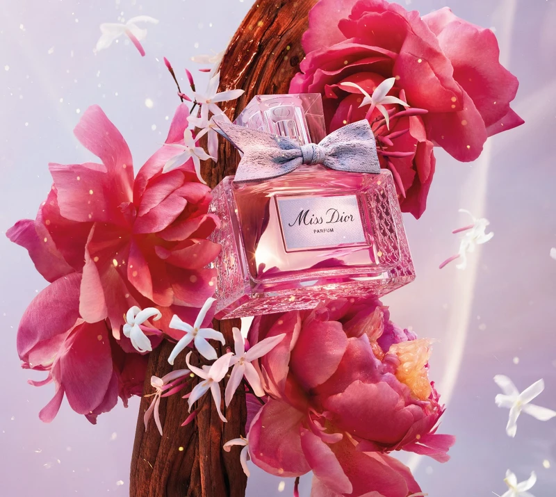 《Miss Dior香精》35ml NT$3,800、50ml NT$4,850、80ml NT$6,750。 《Miss Dior香精》35ml NT$3,800、50ml NT$4,850、80ml NT$6,750。