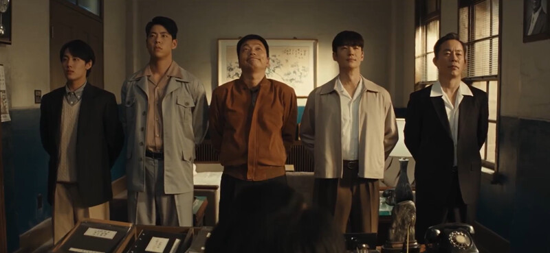 崔德文(右一)飾演劉大千 崔德文(右一)飾演劉大千