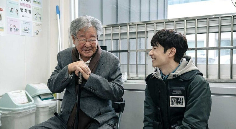 第一代男主角崔佛岩(左)和前傳男主角李帝勳(右)就像爺孫倆 第一代男主角崔佛岩(左)和前傳男主角李帝勳(右)就像爺孫倆