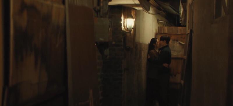 朴渶澖不想和李惠珠分開,躲在小巷裡親親 朴渶澖不想和李惠珠分開,躲在小巷裡親親