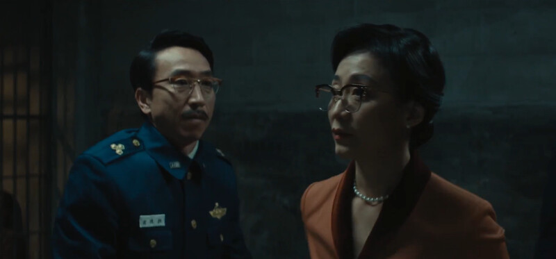 局長(左)怕事,親自開大門,恭送有政黨靠山的孤兒院院長高金資(右)離開警局 局長(左)怕事,親自開大門,恭送有政黨靠山的孤兒院院長高金資(右)離開警局