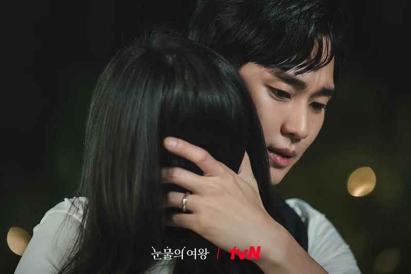 (截自@tvn_drama)淚之女王 男主角配戴寶格麗Serpenti對戒