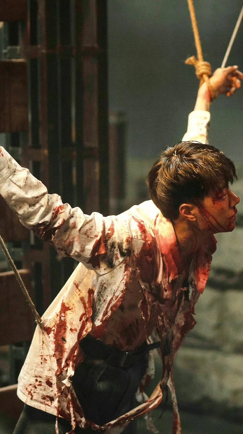 觀眾大讚王一博被吊起來的模樣,就像羽翼被束縛的天使。 觀眾大讚王一博被吊起來的模樣,就像羽翼被束縛的天使。